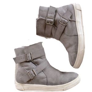 Cat & Jack Girls gray boots. 3